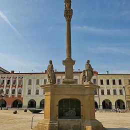 Morový sloup a sousoší tančících sedláků